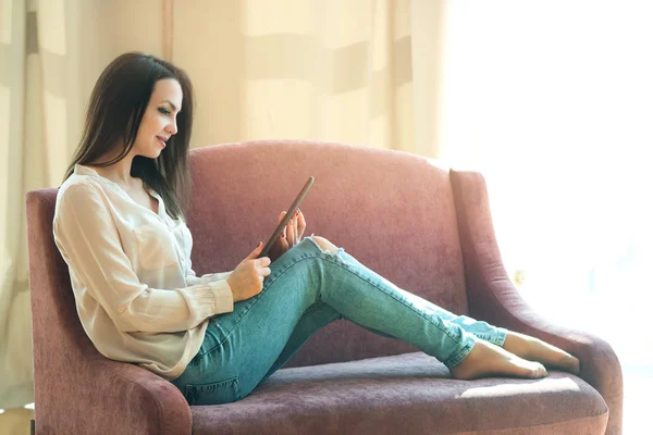 Bella Ragazza Con Capelli Scuri Seduta Sul Divano Con Tablet — Foto Stock