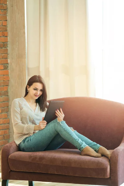 Hermosa Joven Con Pelo Oscuro Sentado Sofá Con Tableta — Foto de Stock