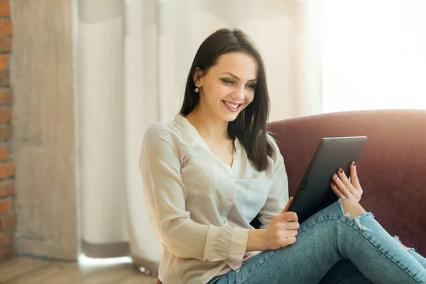 Bella Ragazza Con Capelli Scuri Seduta Sul Divano Con Tablet — Foto Stock