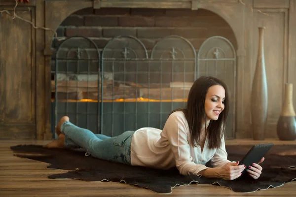 Hermosa Joven Con Pelo Oscuro Tumbado Suelo Junto Chimenea Con — Foto de Stock