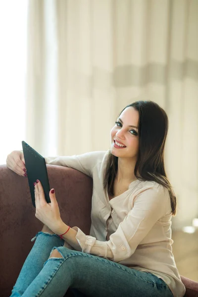 Hermosa Joven Con Pelo Oscuro Sentado Sofá Con Tableta — Foto de Stock