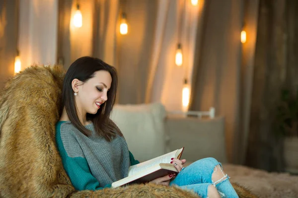 Schöne Junge Mädchen Mit Dunklen Haaren Sitzt Einem Schaukelstuhl Mit — Stockfoto