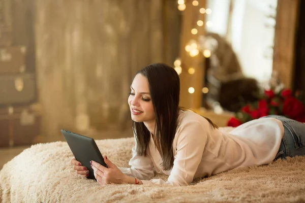 Hermosa Joven Con Pelo Oscuro Acostado Cama Con Tableta Las — Foto de Stock