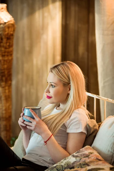 Schöne Junge Blonde Mädchen Entspannt Mit Einer Tasse Getränk Der — Stockfoto