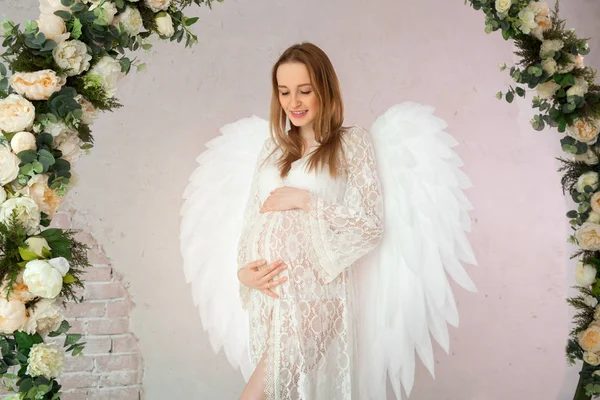 Vacker Ung Gravid Flicka Vit Spets Klänning Inredda Båge Blommor — Stockfoto