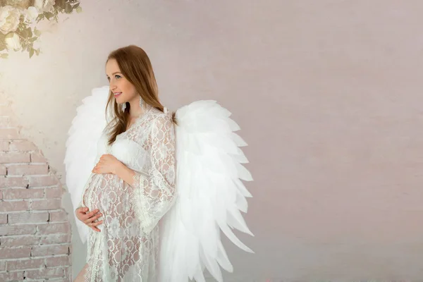Güzel Hamile Kız Beyaz Dantel Elbise Çiçek Dekore Edilmiş Kemer — Stok fotoğraf