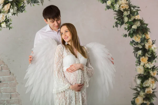 Homem Bonito Menina Grávida Vestido Renda Branco Sob Arco Decorado — Fotografia de Stock