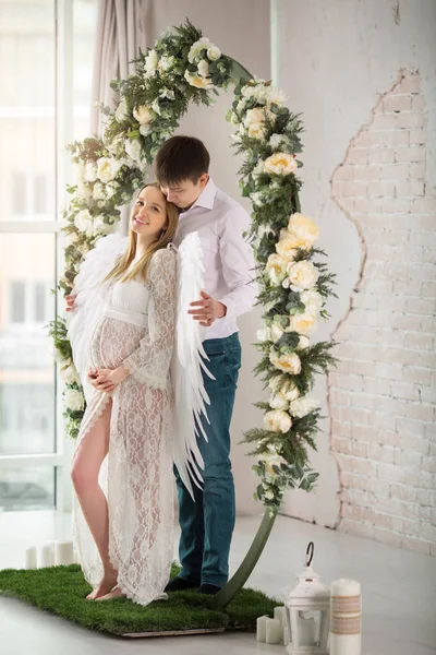 Belo Casal Homem Uma Mulher Grávida Vestido Renda Branca Com — Fotografia de Stock