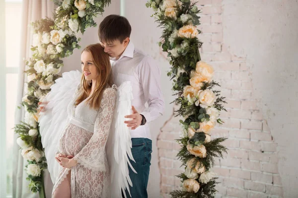 Belo Casal Homem Uma Mulher Grávida Vestido Renda Branca Com — Fotografia de Stock