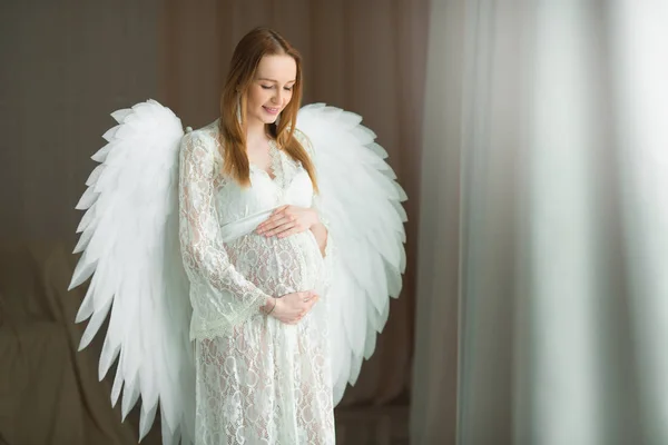 dantelli beyaz elbiseli kızıl saçlı güzel genç hamile kız