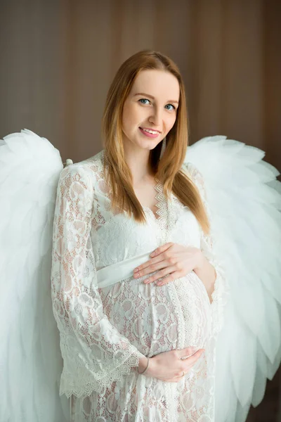 Vacker Ung Gravid Flicka Med Rött Hår Lacy Vita Klänning — Stockfoto