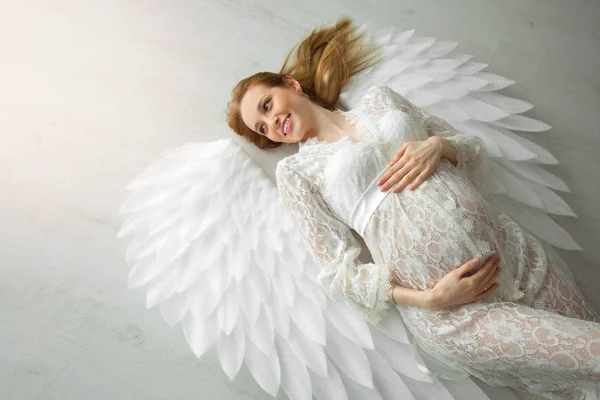 Vacker Ung Gravid Flicka Med Rött Hår Lacy Vita Klänning — Stockfoto