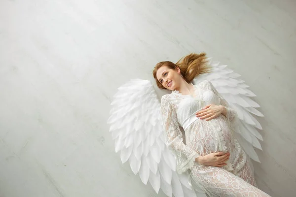 Piękna Młoda Dziewczyna Ciąży Rude Włosy Białej Sukni Koronkowy Leżącego — Zdjęcie stockowe