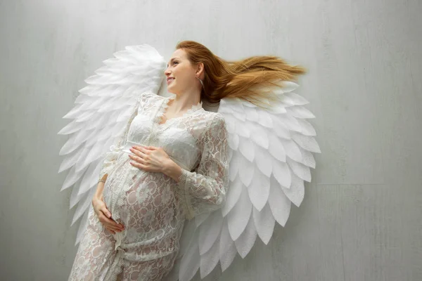 Gyönyörű Fiatal Terhes Lány Vörös Haj Egy Csipkés Fehér Ruha — Stock Fotó