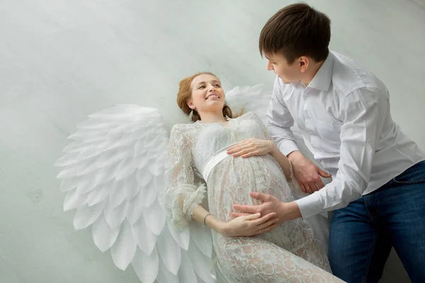 Mooie Paar Van Een Man Een Zwangere Vrouw Een Witte — Stockfoto