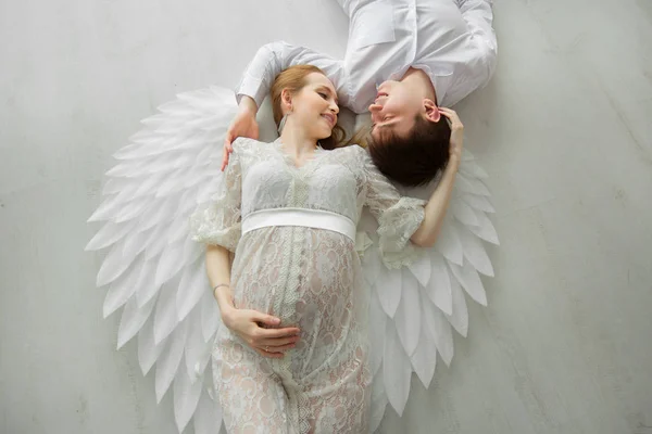 Krásný Pár Muže Ženy Bílé Krajkové Šaty Křídly Ležící Podlaze — Stock fotografie
