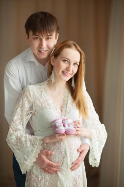birbirlerinin kollarında güzel genç çift karı koca hamile içinde beyaz dantel elbise