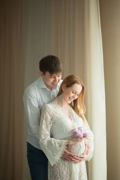 Mooie Jong Stel Man Zwangere Vrouw Een Witte Lace Dress — Stockfoto