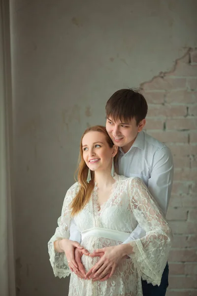 Belo Jovem Casal Marido Esposa Grávida Vestido Renda Branca Nos — Fotografia de Stock