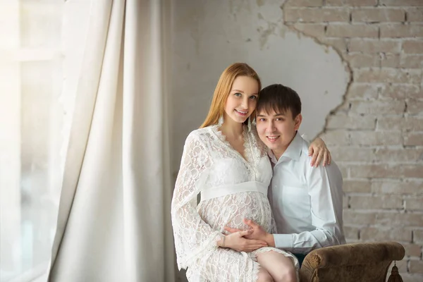 Όμορφο Νεαρό Ζευγάρι Άντρα Και Έγκυος Γυναίκα Μια Λευκή Δαντέλα — Φωτογραφία Αρχείου