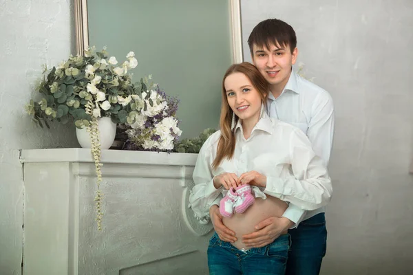 Krásný Manžel Těhotná Žena Džíny Bílou Košili Krbu — Stock fotografie