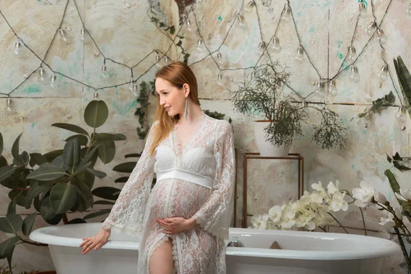 Güzel Hamile Kız Beyaz Dantel Elbise Ayakta Bir Bath Yakınındaki — Stok fotoğraf