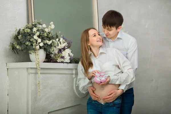 Hermoso Marido Esposa Embarazada Jeans Camisa Blanca Cerca Chimenea —  Fotos de Stock