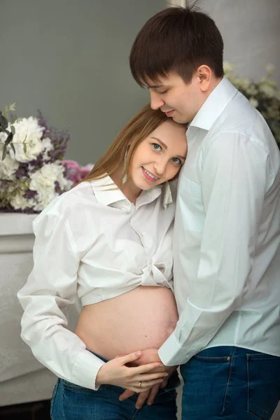 Belo Marido Mulher Grávida Jeans Camisa Branca Perto Lareira — Fotografia de Stock