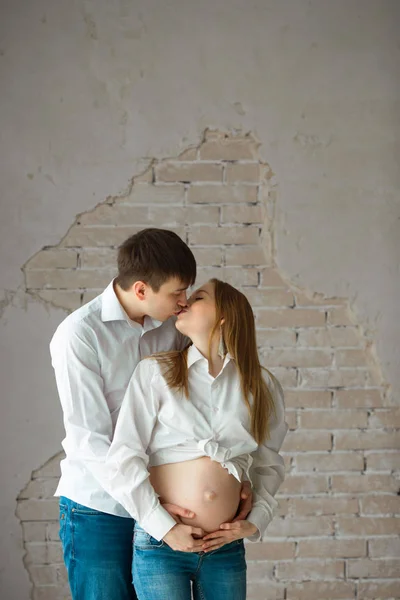 Beijando Homem Com Sua Esposa Grávida Camisas Brancas Jeans — Fotografia de Stock