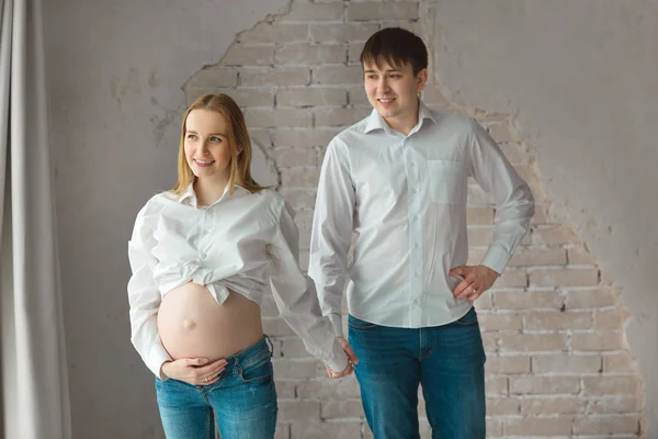 Krásný Manžel Těhotná Žena Džíny Bílé Tričko Stojící Poblíž Bílé — Stock fotografie