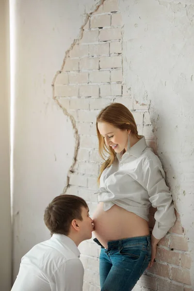 Man Zoenen Zijn Zwangere Vrouw Buik — Stockfoto