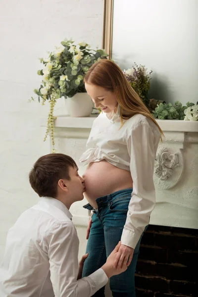 Muž Líbání Svou Těhotnou Manželku Bříšku — Stock fotografie