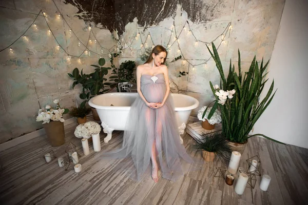 Şeffaf Sabahlık Ayakta Banyo Yakınındaki Güzel Genç Hamile Kız — Stok fotoğraf