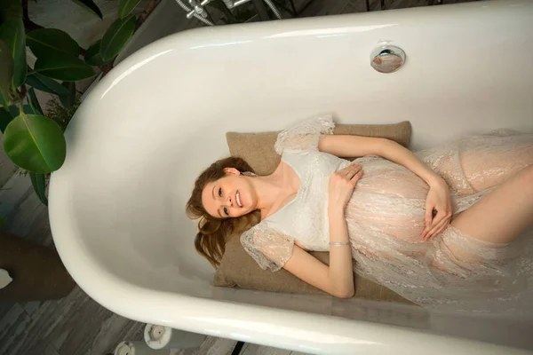 Belle Jeune Fille Enceinte Dans Négligee Blanc Transparent Couché Dans — Photo