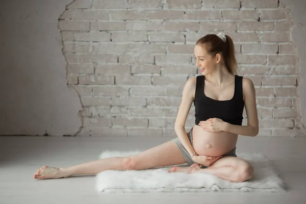 Beautiful Young Pregnant Girl Engaged Gymnastics Interior — Stock Photo, Image