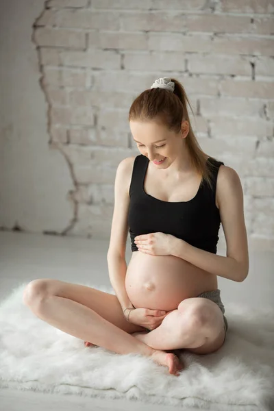 Piękna Młoda Dziewczyna Ciąży Zaangażowany Gimnastyce Wnętrzu — Zdjęcie stockowe