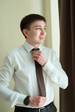 yakışıklı genç bir takım kapalı