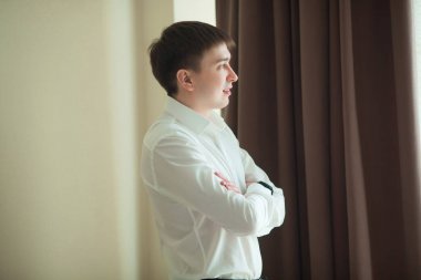 yakışıklı genç bir takım kapalı