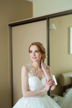 güzel genç gelin odasında beyaz gelinlik