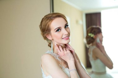 güzel genç gelin odasında beyaz gelinlik