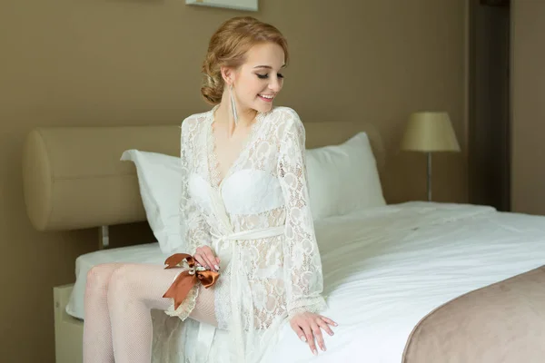 Güzel Genç Gelin Yatakta Oturup Beyaz Dantel Elbise Içinde — Stok fotoğraf