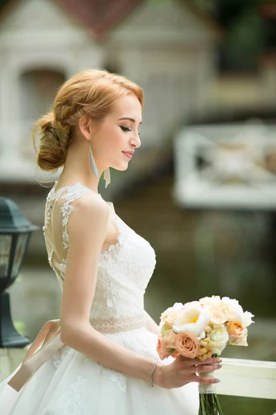 Портрет Красивой Молодой Невесты Свадебным Букетом Парке — стоковое фото