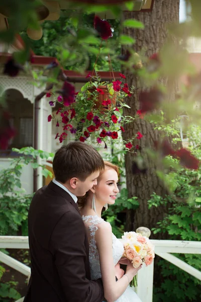 Gyönyörű Szerető Fiatal Pár Vőlegény Menyasszony Séta Parkban Nyári — Stock Fotó