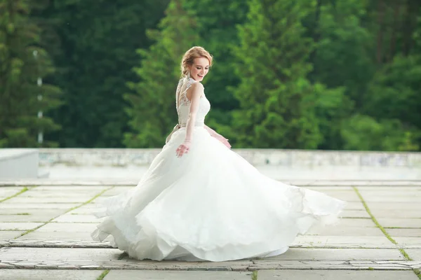 Gyönyörű Fiatal Kavargó Menyasszony Esküvői Ruha Háttérben Erdő — Stock Fotó