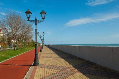 bir yaz gününde deniz kenarında güzel sahil mimarisi