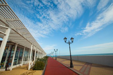 bir yaz gününde deniz kenarında güzel sahil mimarisi