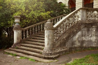 güzel orijinal merdiven ile yaz yeşil bir parkta taştan bir korkuluk