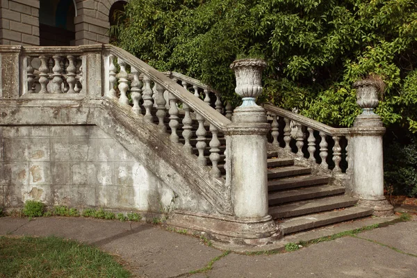 美丽的原始楼梯与一块石头栏杆在夏天的绿色公园 — 图库照片