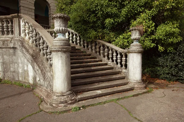 güzel orijinal merdiven ile yaz yeşil bir parkta taştan bir korkuluk