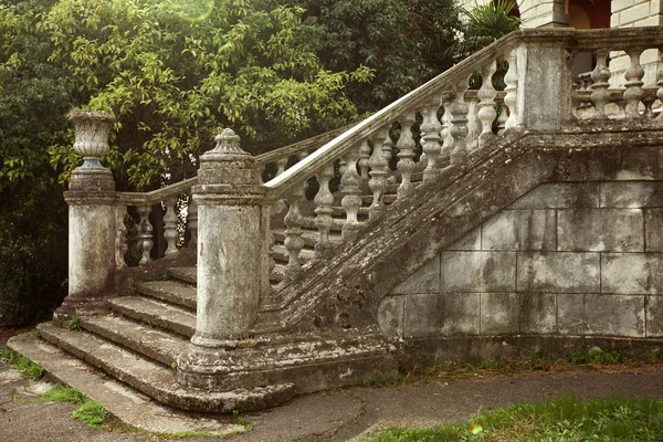 Красиві Оригінальні Сходи Поручнями Каменю Зеленому Парку Влітку — стокове фото